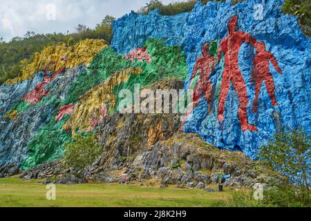 Monumentale Zeichnung von Leovilgildo Gonzales Morillo auf einer Felswand eines der Mogotes zeigt die Entwicklung pof Kuba, Kuba, Pinar del Rio, Vinales Stockfoto