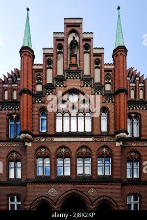 Landesamt für Soziales Schleswig-Holstein, Amtssitz Lübck mit gotischer Verkleidung, Deutschland, Schleswig-Holstein, Lübeck Stockfoto