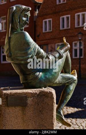 Skulptur Till Eulenspiegel am Brunnen in der Altstadt von Moelln, Schleswig-Holstein, Moelln Stockfoto