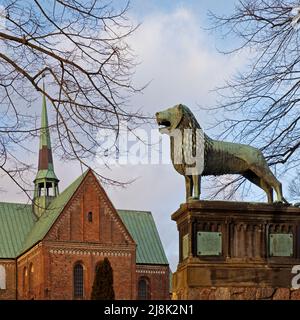 Ratzeburger Dom mit Statue des Braunschweiger Löwen, Deutschland, Schleswig-Holstein, Ratzeburg Stockfoto