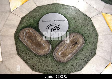 Fußabdrücke von Pele in der Hall of Fame im Maracana Stadium in Rio de Janeiro, Brasilien Stockfoto