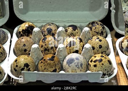 Wachtel (Coturnix Coturnix), frische Wachteleier zum Verkauf Stockfoto