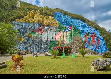 Monumentale Zeichnung von Leovilgildo Gonzales Morillo auf einer Felswand eines der Mogotes zeigt die Entwicklung pof Kuba, Kuba, Pinar del Rio, Vinales Stockfoto