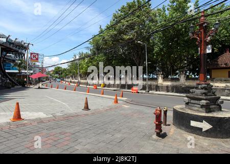 Jalan Kuta Bali oder Kuta Beach Road ohne Menschen in Sicht während der Coronavirus-Lockdown 2022 in Bali, Indonesien. Stockfoto