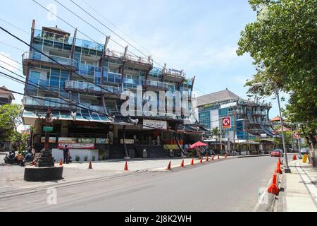 Jalan Kuta Bali oder Kuta Beach Road mit Kutabex Beach Front Hotel und während der Coronavirus Lockdown 2022 in Bali, Indonesien, sind keine Leute in Sicht. Stockfoto