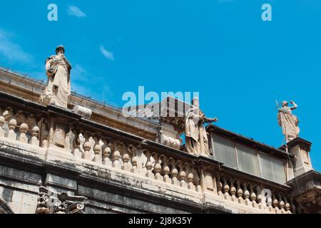 Blick auf die alten Skulpturen auf dem alten Gebäude in der berühmten Sehenswürdigkeit, Dubrovnik Altstadt, Kroatien, Adriaküste. Stockfoto