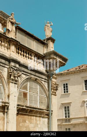 Blick auf die alten Skulpturen auf dem alten Gebäude in der berühmten Sehenswürdigkeit, Dubrovnik Altstadt, Kroatien, Adriaküste. Stockfoto