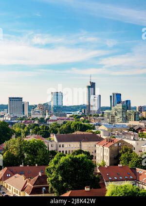 Blick über die Altstadt Richtung Snipiskes, New City Centre, Sonnenuntergang, Vilnius, Litauen Stockfoto