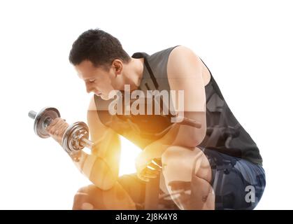 Doppelbelichtung von sportlichem Nachwuchstraining mit Hantel und moderner Turnhalle auf weißem Hintergrund Stockfoto