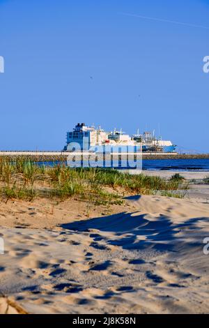 Świnoujście, Polen - Mai-15-2022: LNG-Transportschiff Maran Gas Appolonia während der Entladung am Terminal für Flüssiggas, Anschlüsse, Ausrüstung Stockfoto