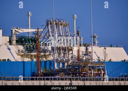 Świnoujście, Polen - Mai-15-2022: LNG-Transportschiff Maran Gas Appolonia während der Entladung am Terminal für Flüssiggas, Anschlüsse, Ausrüstung Stockfoto