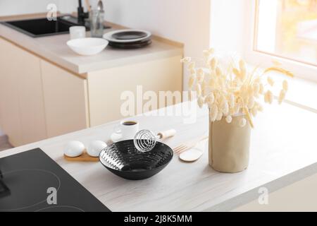 Vase mit Pampagras auf dem Tisch in stilvoller Küche Stockfoto