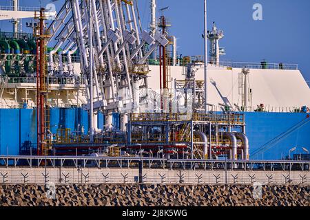 Świnoujście, Polen - Mai-15-2022: LNG-Transportschiff Maran Gas Appolonia während der Entladung am Terminal für Flüssiggas, Anschlüsse, Ausrüstung Stockfoto