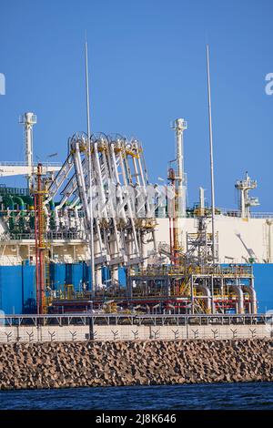 Świnoujście, Polen - Mai-15-2022: LNG-Transportschiff Maran Gas Appolonia während der Entladung am Terminal für Flüssiggas, Anschlüsse, Ausrüstung Stockfoto