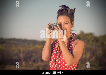 Pin-up Mädchen in einem roten Kleid Stockfoto