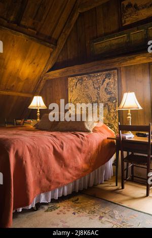 Queen-Size-Bett im Hauptschlafzimmer im Obergeschoss im alten, ca. 1780 französischen Regimehaus-Stil. Stockfoto