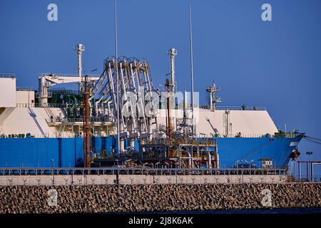 Świnoujście, Polen - Mai-15-2022: LNG-Transportschiff Maran Gas Appolonia während der Entladung am Terminal für Flüssiggas, Anschlüsse, Ausrüstung Stockfoto