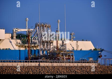 Świnoujście, Polen - Mai-15-2022: LNG-Transportschiff Maran Gas Appolonia während der Entladung am Terminal für Flüssiggas, Anschlüsse, Ausrüstung Stockfoto