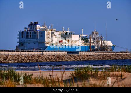 Świnoujście, Polen - Mai-15-2022: LNG-Transportschiff Maran Gas Appolonia während der Entladung am Terminal für Flüssiggas, Anschlüsse, Ausrüstung Stockfoto