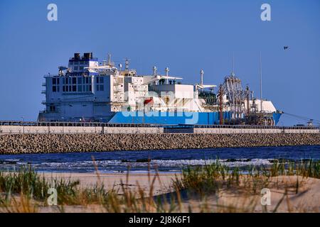 Świnoujście, Polen - Mai-15-2022: LNG-Transportschiff Maran Gas Appolonia während der Entladung am Terminal für Flüssiggas, Anschlüsse, Ausrüstung Stockfoto