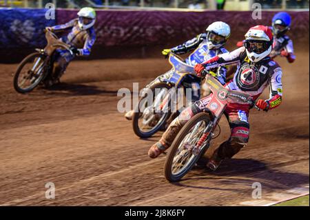 MANCHESTER, GROSSBRITANNIEN. MAI 16. Max Fricke (Rot) führt Niels-Kristian Iversen (Weiß) und Josh Pickering (Gelb) mit Brady Kurtz (Blau) im SGB Premiership-Spiel zwischen Belle Vue Aces und King's Lynn Stars am Montag, den 16.. Mai 2022, im National Speedway Stadium in Manchester an. (Kredit: Ian Charles | MI News) Kredit: MI News & Sport /Alamy Live News Stockfoto