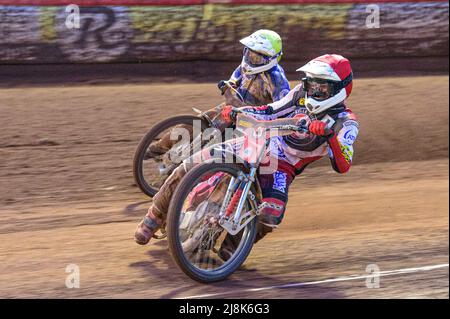 MANCHESTER, GROSSBRITANNIEN. MAI 16. Max Fricke (Rot) in Josh Pickering (Gelb) während des SGB Premiership-Spiels zwischen Belle Vue Aces und King's Lynn Stars am Montag, den 16.. Mai 2022 im National Speedway Stadium in Manchester. (Kredit: Ian Charles | MI News) Kredit: MI News & Sport /Alamy Live News Stockfoto