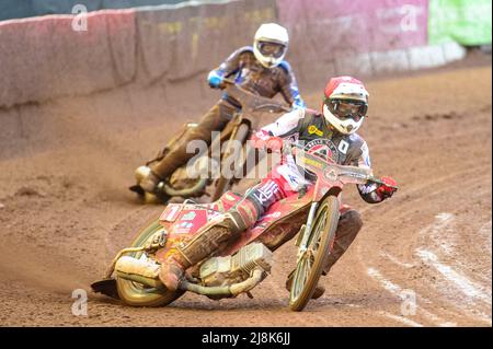 MANCHESTER, GROSSBRITANNIEN. MAI 16. Max Fricke (Rot) führt Josh Pickering (Weiß) während des SGB-Premiership-Spiels zwischen Belle Vue Aces und King's Lynn Stars am Montag, den 16.. Mai 2022 im National Speedway Stadium in Manchester an. (Kredit: Ian Charles | MI News) Kredit: MI News & Sport /Alamy Live News Stockfoto