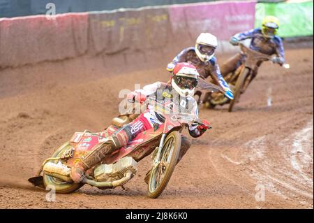 MANCHESTER, GROSSBRITANNIEN. MAI 16. Max Fricke (Rot) führt Josh Pickering (Weiß) und Richie Worrall (Gelb) während des SGB Premiership-Spiels zwischen Belle Vue Aces und King's Lynn Stars am Montag, den 16.. Mai 2022 im National Speedway Stadium in Manchester an. (Kredit: Ian Charles | MI News) Kredit: MI News & Sport /Alamy Live News Stockfoto