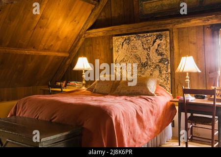 Queen-Size-Bett im Hauptschlafzimmer im Obergeschoss im alten, ca. 1780 französischen Regimehaus-Stil. Stockfoto