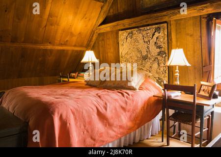 Queen-Size-Bett im Hauptschlafzimmer im Obergeschoss im alten, ca. 1780 französischen Regimehaus-Stil. Stockfoto