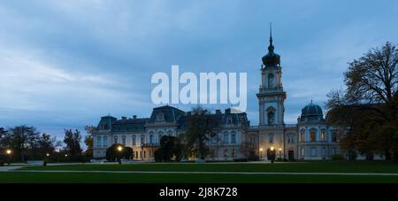 Nachtlandschaft mit Festetics Palace Stockfoto