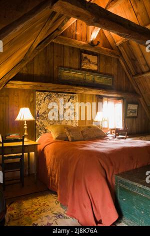 Queen-Size-Bett im Hauptschlafzimmer im Obergeschoss im alten, ca. 1780 französischen Regimehaus-Stil. Stockfoto