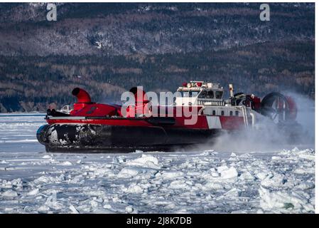 Coast Guard Schwebefahrzeug bricht Eis in der Nähe einer kleinen Gemeinde im Osten von Quebec, Kanada. Stockfoto