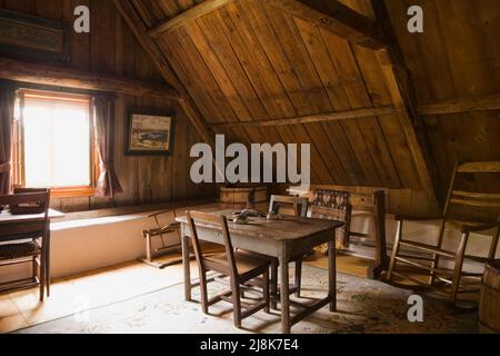 Kleiner Tisch und Stühle im Hauptschlafzimmer im oberen Stockwerk im alten, ca. 1780 französischen Landhaus-Stil. Stockfoto