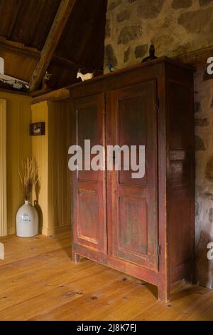 Antiker Schrank im Hauptschlafzimmer im Obergeschoss im alten, ca. 1780 französischen Landhaus-Stil. Stockfoto