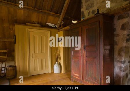 Antiker Schrank im Hauptschlafzimmer im Obergeschoss im alten, ca. 1780 französischen Landhaus-Stil. Stockfoto