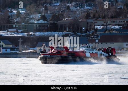 Coast Guard Schwebefahrzeug bricht Eis in der Nähe einer kleinen Gemeinde im Osten von Quebec, Kanada. Stockfoto