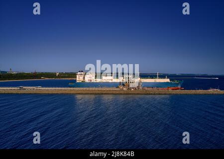 Świnoujście, Polen - Mai-15-2022: LNG-Transportschiff Maran Gas Appolonia während der Entladung am Terminal für Flüssiggas, Anschlüsse, Ausrüstung Stockfoto