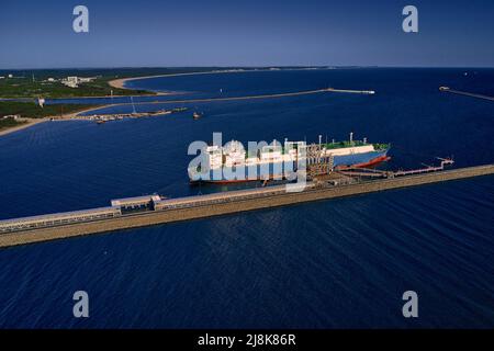 Świnoujście, Polen - Mai-15-2022: LNG-Transportschiff Maran Gas Appolonia während der Entladung am Terminal für Flüssiggas, Anschlüsse, Ausrüstung Stockfoto