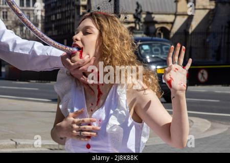 PETA protestiert vor den Houses of Parliament, um den Verkauf und die Einfuhr von Gänseleber in Großbritannien zu beenden.Featuring: Atmosphere wo: London, Vereinigtes Königreich Wann: 23 Apr 2021 Credit: Phil Lewis/WENN Stockfoto