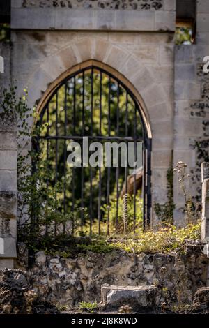 Ein altes, geschlossenes und rustikales Eisentor einer alten Burg in Italien Stockfoto