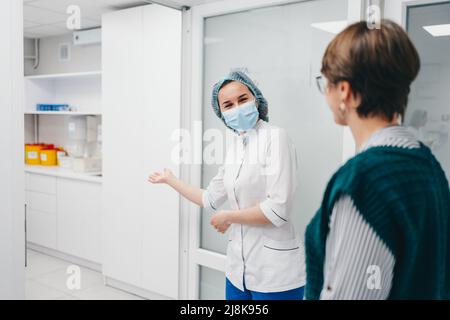 Einladung in die Arztpraxis. Beratung und Analyse Stockfoto