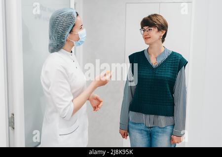 Einladung in die Arztpraxis. Beratung und Analyse Stockfoto