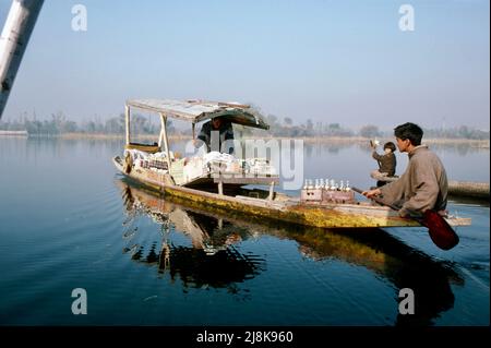 Lokaler Markt auf Shikara Boot auf Dal Lake in Kaschmir 1986 Stockfoto