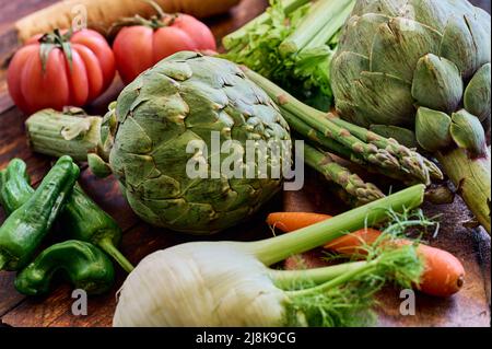 Frisches Bio-Gemüse: Karotten, Tomaten, Brokkoli, Fenchel, Spargel, Artischocken, Sellerie und Paprika Stockfoto