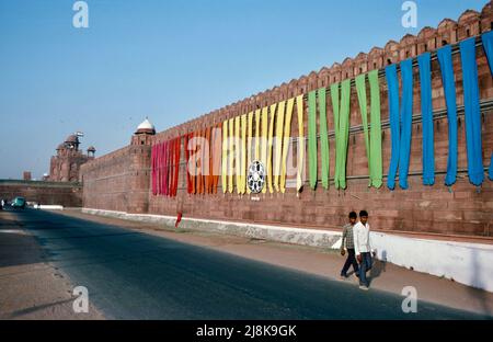 Zwei Männer passieren das Rote Fort in Neu-Delhi, Indien 1986 Stockfoto