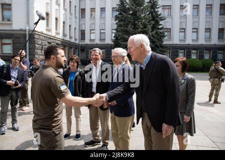 Kiew, Ukraine. 14.. Mai 2022. Der ukrainische Präsident VOLODYMYR ZELENSKYY, links, begrüßt Senator JOHN CORNYN aus Texas, rechts, und eine Gruppe von GOP-Senatoren bei der Ankunft im Präsidentenverwaltungsgebäude. Quelle: Ukraine Presidency/ZUMA Press Wire Service/ZUMAPRESS.com/Alamy Live News Stockfoto