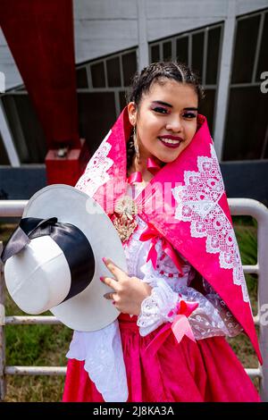 Eine junge Tänzerin in traditioneller Tracht beim Marinera Dance Festival, Trujillo, Region La Libertad, Peru. Stockfoto