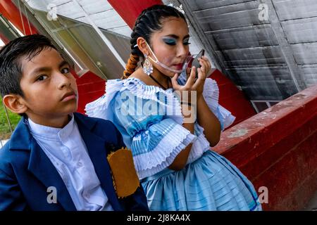 Kindertänzer im Kostüm warten darauf, an Einem Marinera-Tanzwettbewerb beim Marinera Dance Festival in Trujillo, Region La Libertad, Peru teilzunehmen. Stockfoto