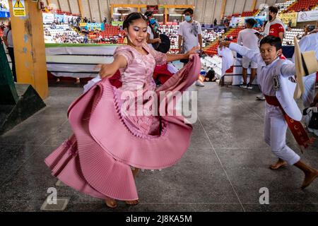 Junge peruanische Tänzer üben den Marinera-Tanz, bevor sie an Einem Wettbewerb beim Marinera-Tanzfestival in Trujillo, Peru teilnehmen. Stockfoto